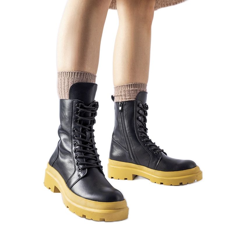 Tênis preto com sola Quennie colorida