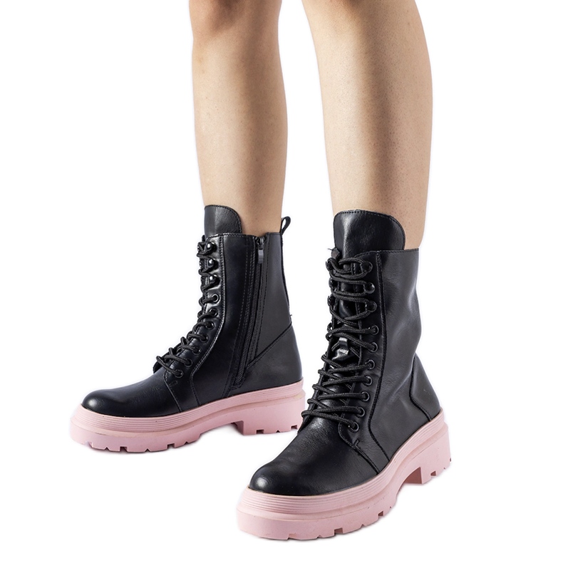 Tênis preto com sola Quennie colorida