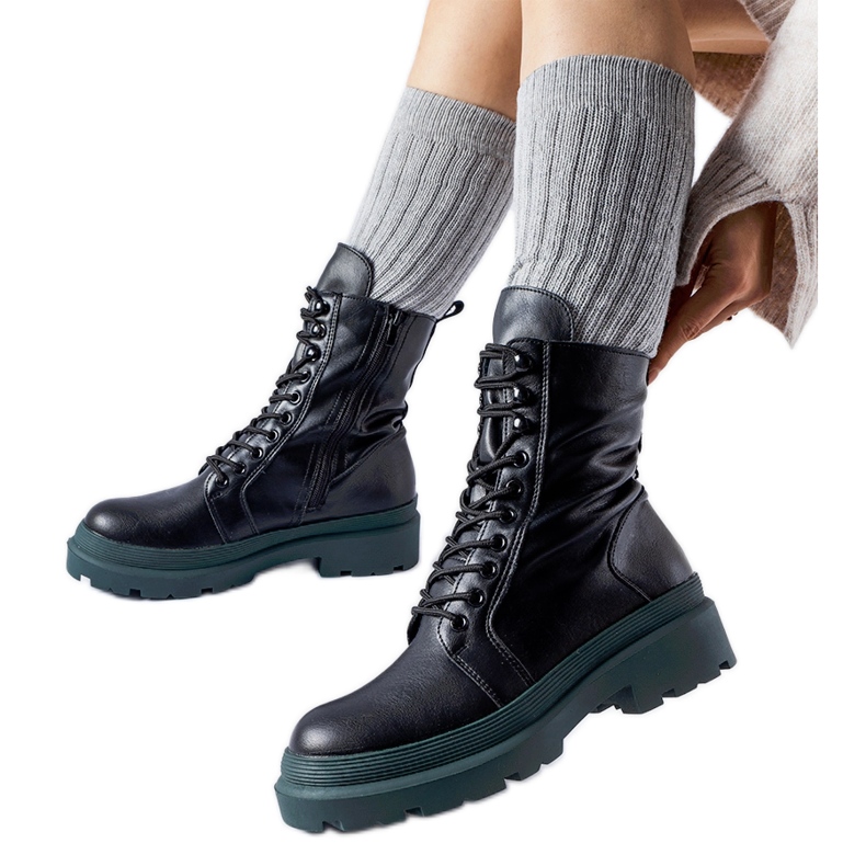 Tênis preto com sola Quennie colorida