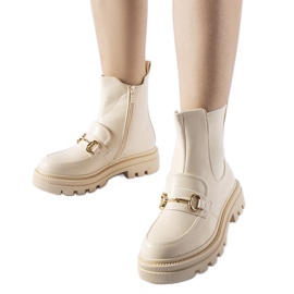 Botins bege com protetor Sailetto visível