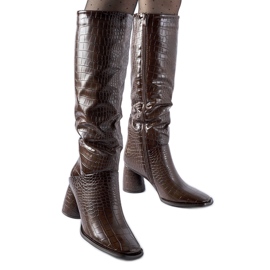 Botas marrons decoradas com relevo do Conselho castanho