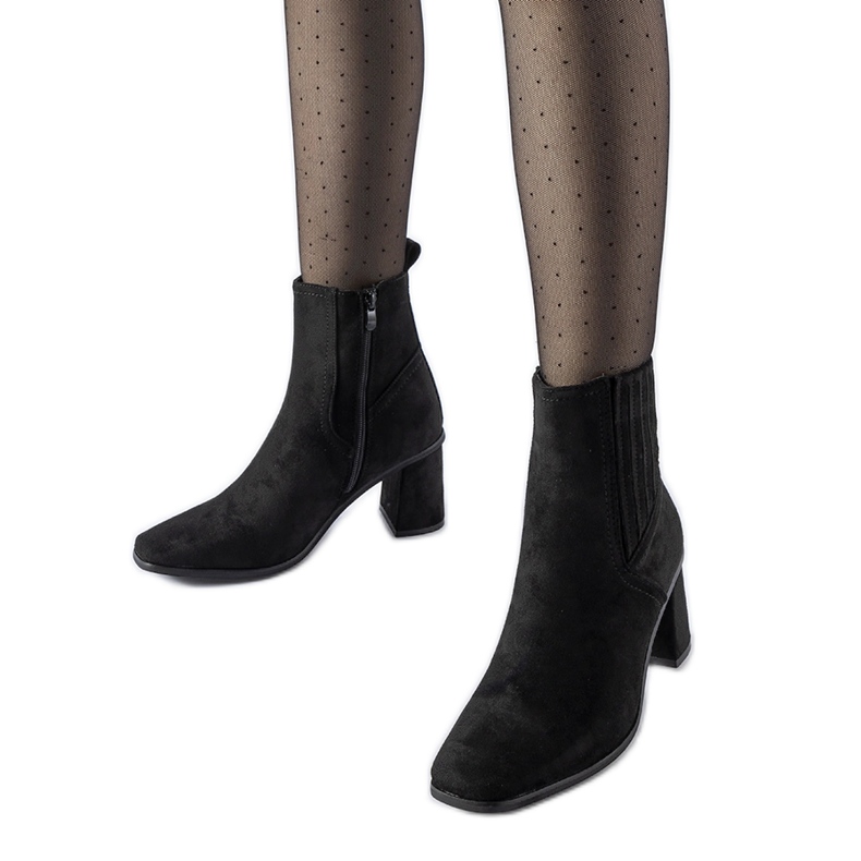 Botins pretos com biqueira quadrada da Pastina