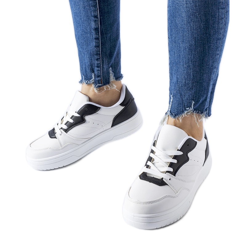 Tênis branco com detalhes em Fournie preto