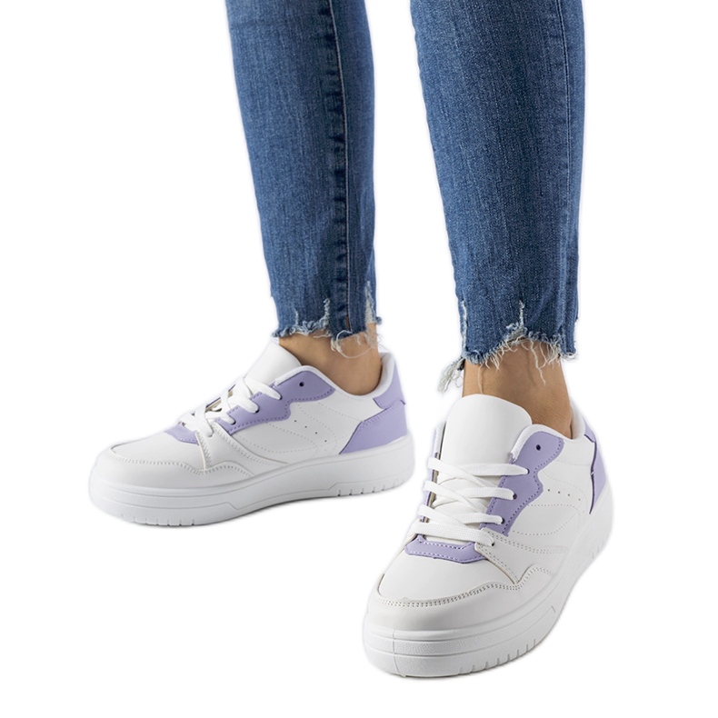 Tênis branco com detalhes em Fournie roxo