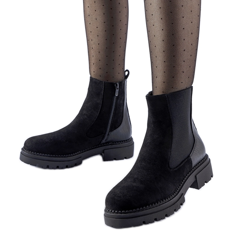 Botins pretos com sola Hodges enorme