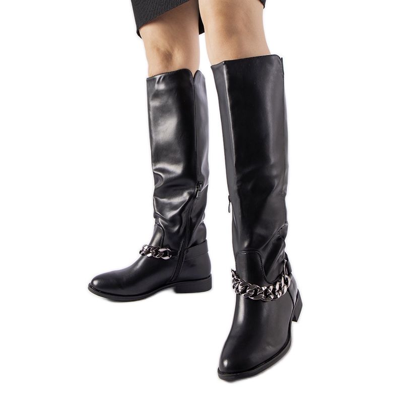 Botas isoladas pretas com corrente Millies preto