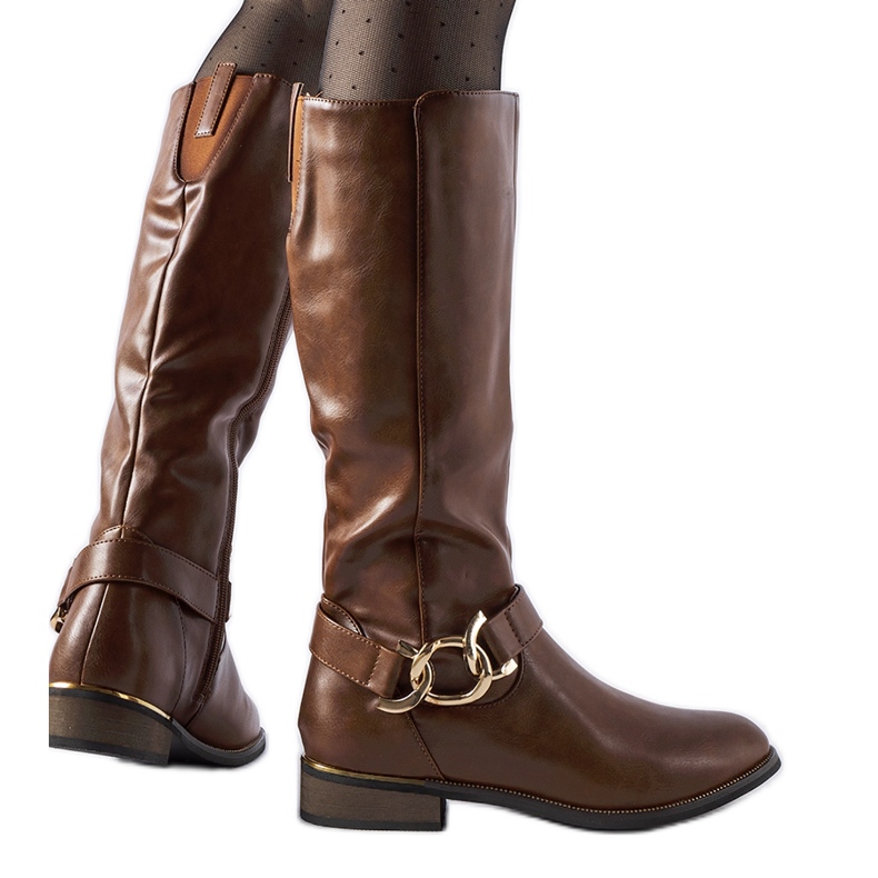 Botas isoladas marrons decoradas com fivela Ortega castanho