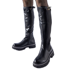 Botas pretas maciças com cinto Stuart decorativo preto