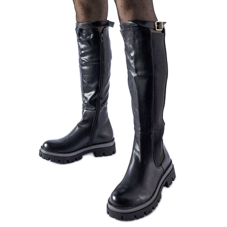Botas pretas maciças com cinto Stuart decorativo preto