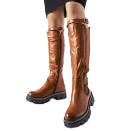 Botas marrons maciças decoradas com cinto Stuart marrom