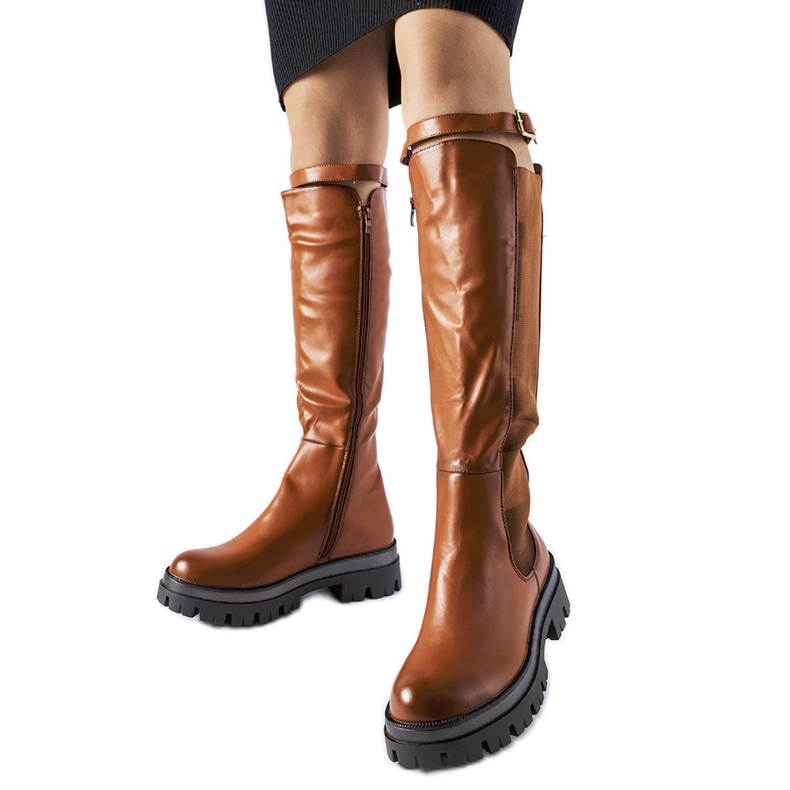 Botas marrons maciças decoradas com cinto Stuart castanho