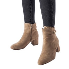 Botins bege de salto baixo e fivela Sesto