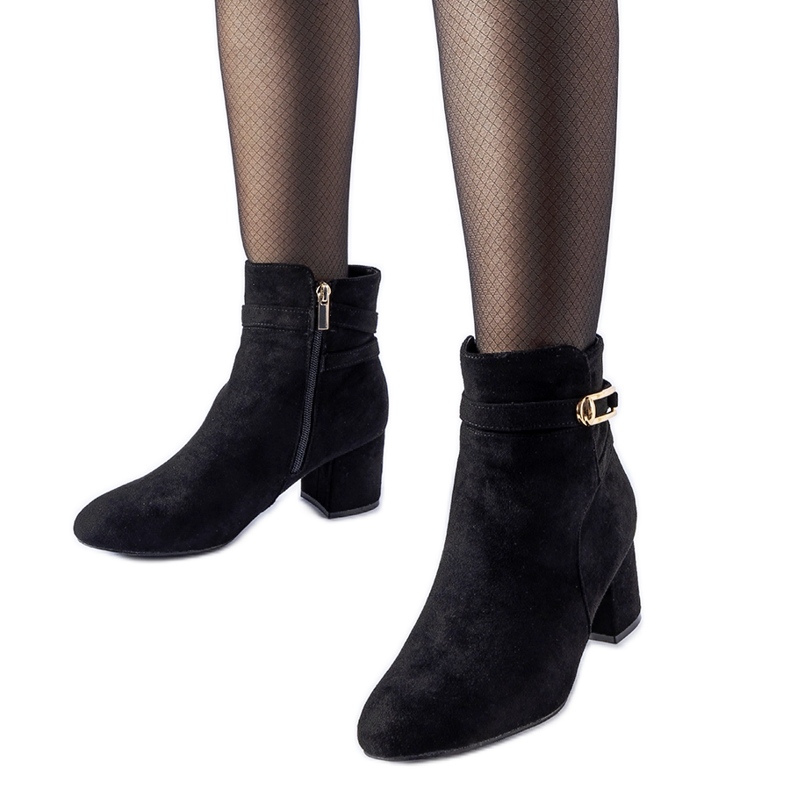 Botins pretos de salto baixo e fivela Sesto