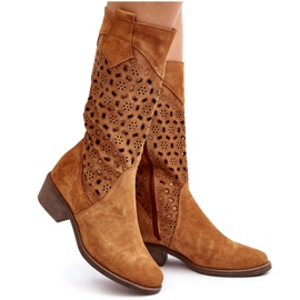 Botas femininas de camurça perfurada com salto baixo Camel Ndulu marrom