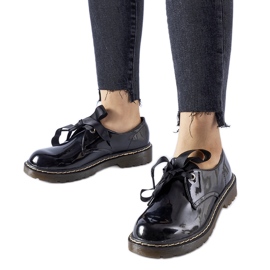 Sapatos pretos envernizados com laço Rodriguez