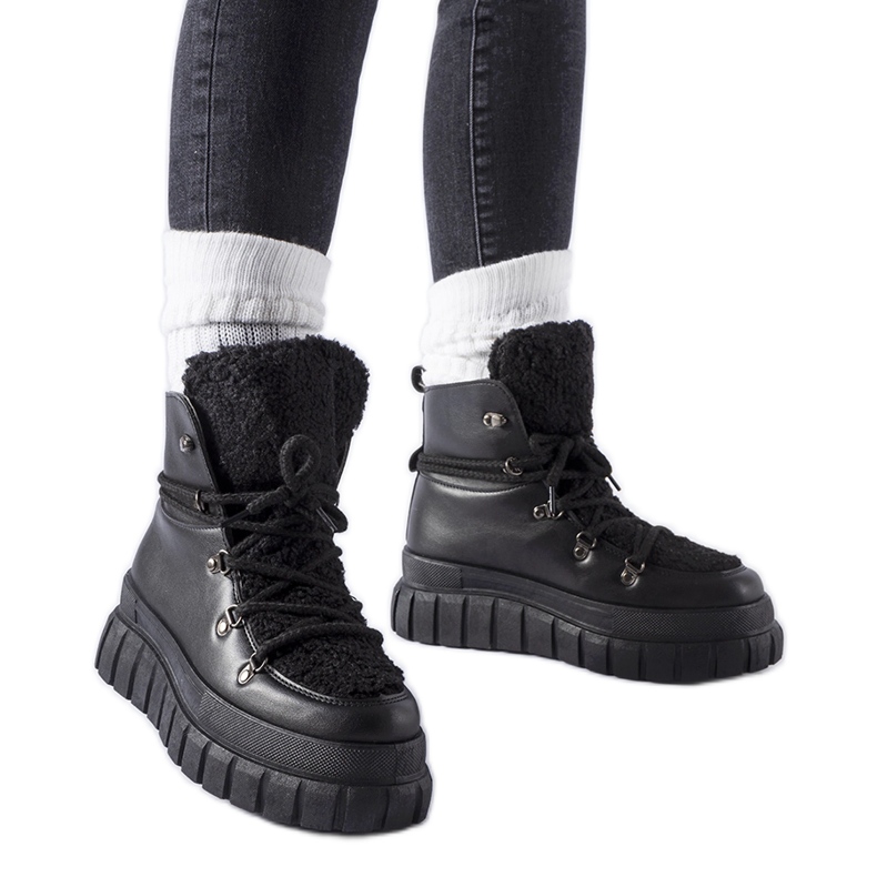 Botins pretos em uma enorme plataforma Sforza