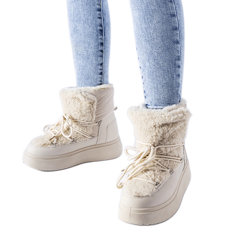 Botas de neve bege em uma enorme plataforma Elvio Botas de neve bege em uma enorme plataforma Elvio