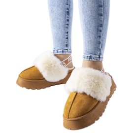 Chinelos marrons com elástico e pelo claro da Sangro marrom