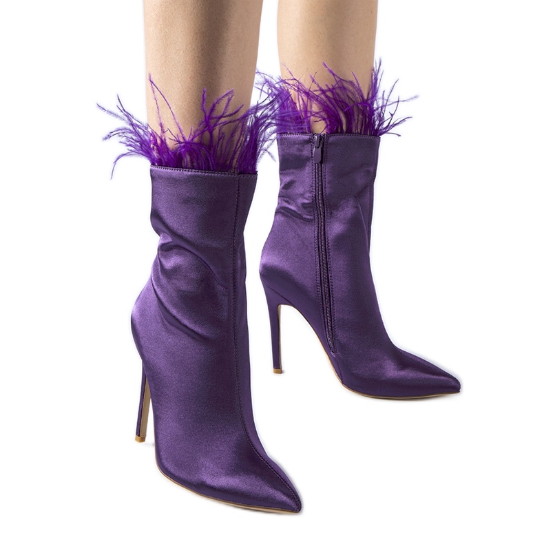 Botins roxos decorados com penas de Selvena tolet