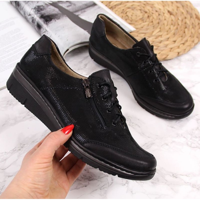 Sapatos de couro brilhante Helios W H334B, pretos