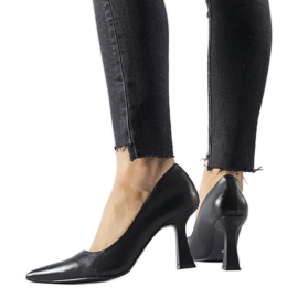 Sapatos Tore pretos com salto assimétrico