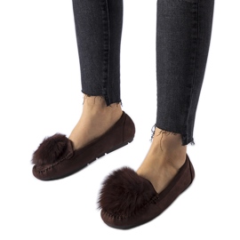 Chinelos isolados marrons com pompom Marchetti castanho