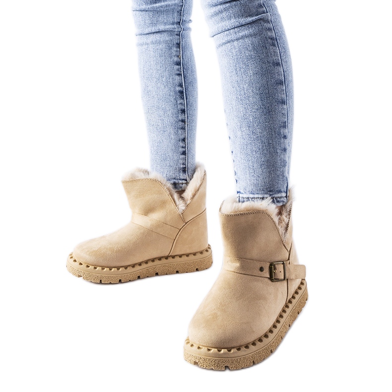 Botas de neve isoladas bege com recorte da Monal