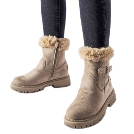 Botas isoladas marrons com pele da Odetta marrom