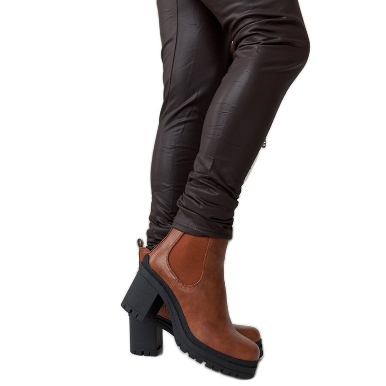 Botins marrons de salto baixo, Layman castanho