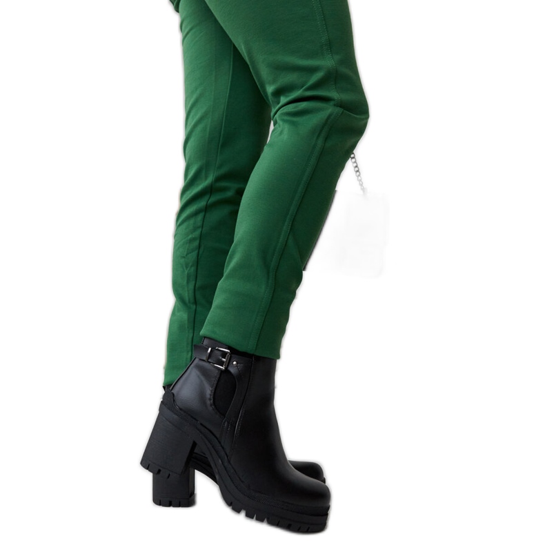 Botins pretos de salto baixo e presilha para cinto da Favale