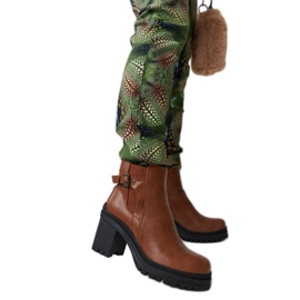 Botins marrons de salto baixo e passante para cinto da Favale marrom