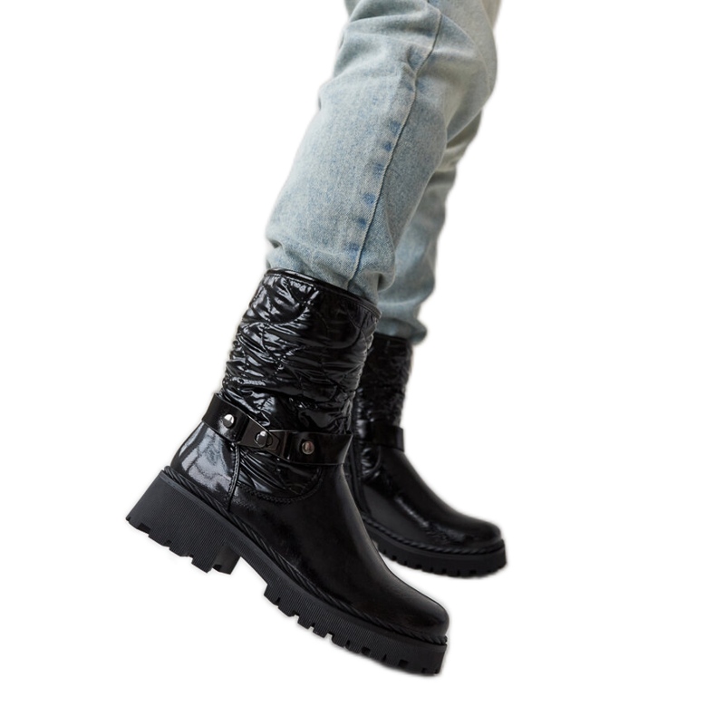 Sapatos pretos envernizados com pulseira Lido decorativa