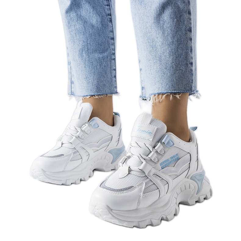 Tênis azul com inserções de opala neon Tênis azul com inserções de opala neon