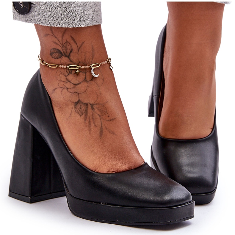 Bombas em saltos maciços pretos