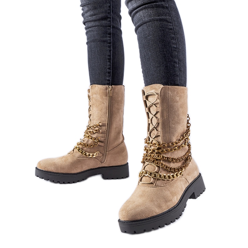 Botins bege com isolamento e corrente Carroll