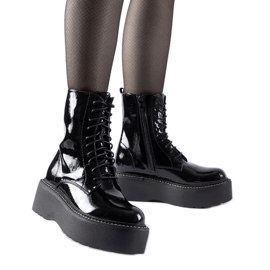 Trabalhadores negros de patentes na plataforma Leos preto Trabalhadores negros de patentes na plataforma Leos preto