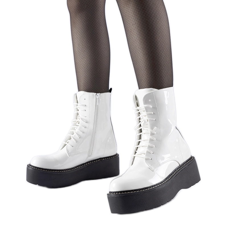 Trabalhadores lacados brancos na plataforma Leos