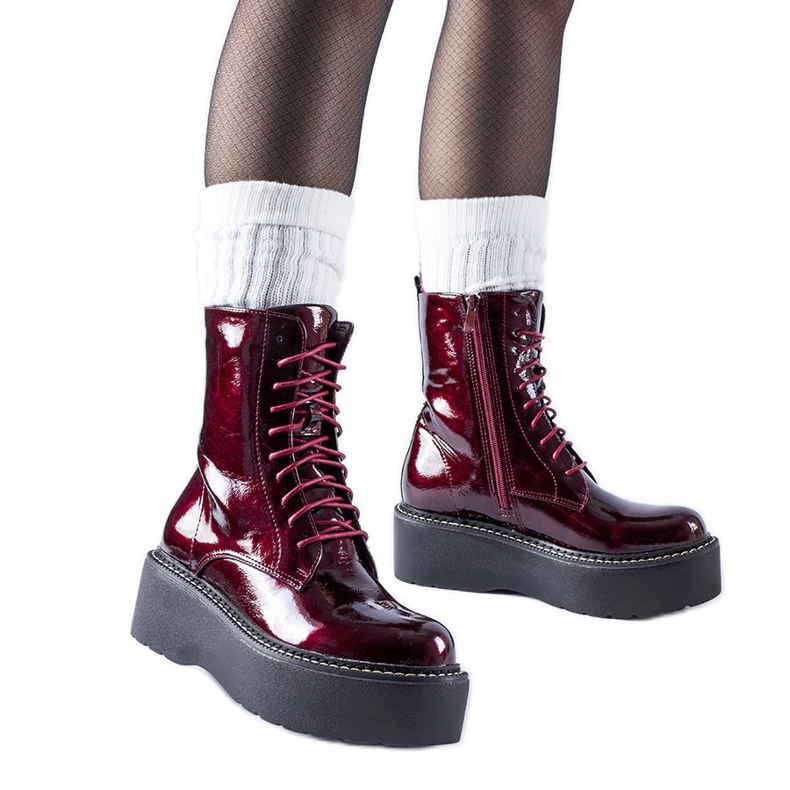 Trabalhadores de patentes da Borgonha na plataforma Leos vermelho