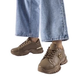 Tênis marrom com sola enorme da Arpaia