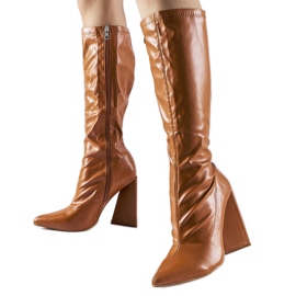 Botas marrons de salto alto da Petrullo marrom