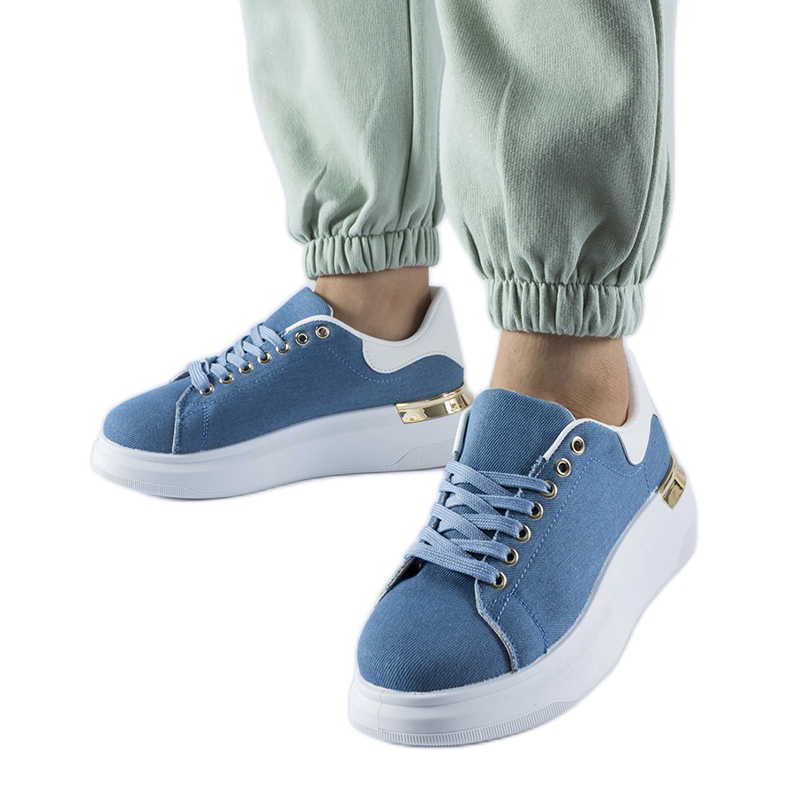 Tênis azul marinho na plataforma Scuderlando