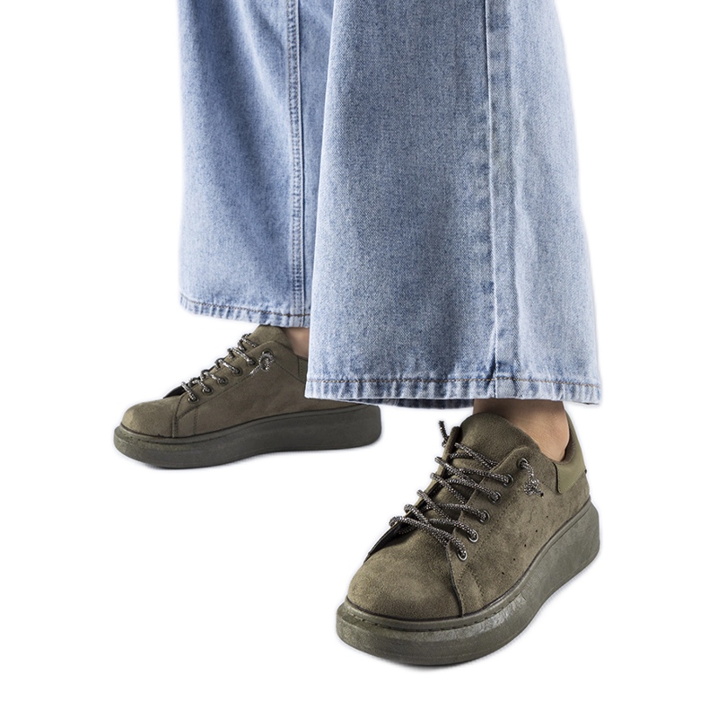 Tênis verdes na plataforma Cipriano