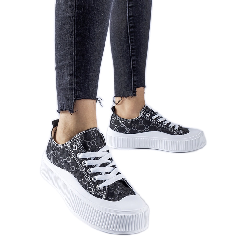 Tênis preto decorado com o monograma Cavi