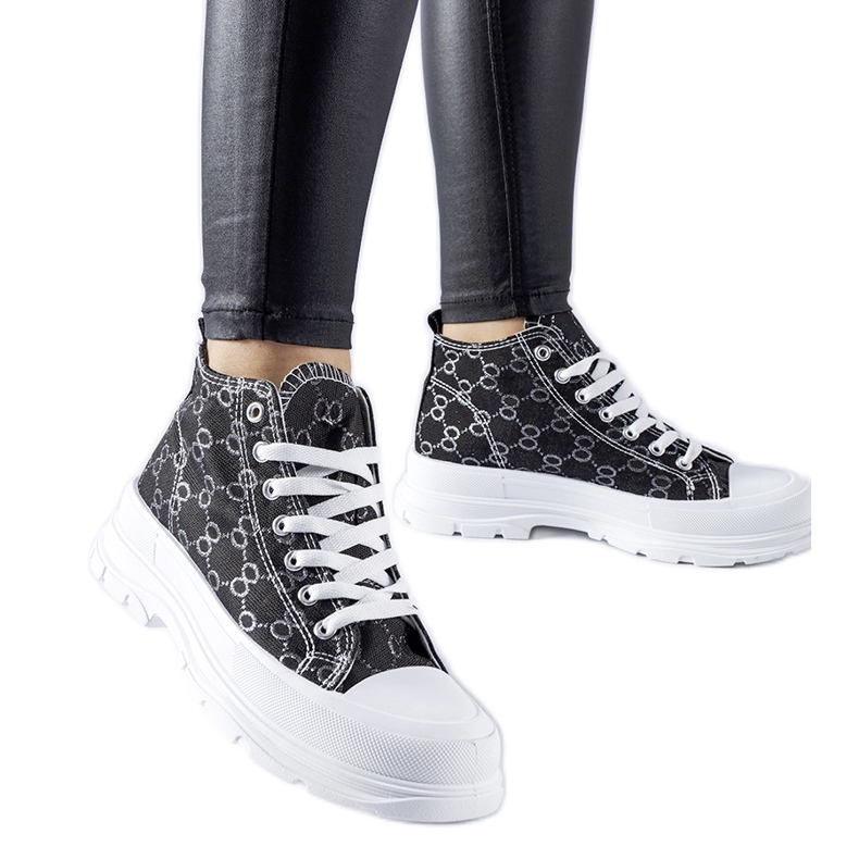 Tênis preto decorado com o monograma Terenzio