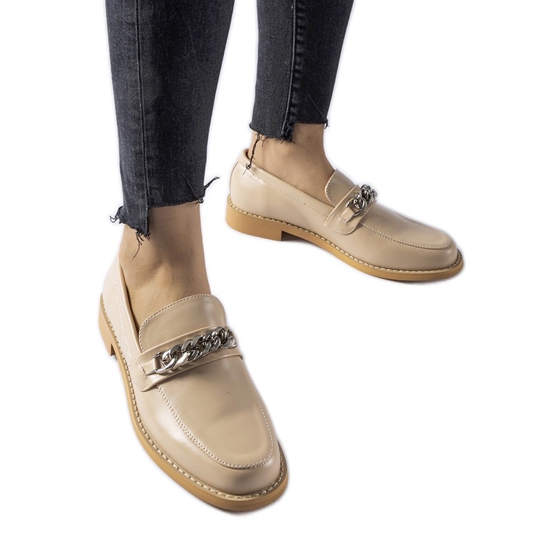Mocassins bege decorados com corrente central