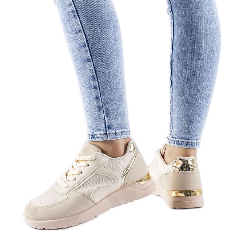 Tênis bege feitos de materiais Gallo combinados