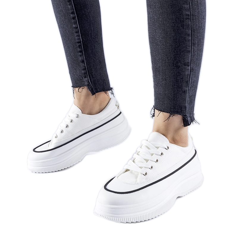 Tênis branco na plataforma Plesio