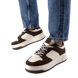 Tênis marrom na plataforma Crim