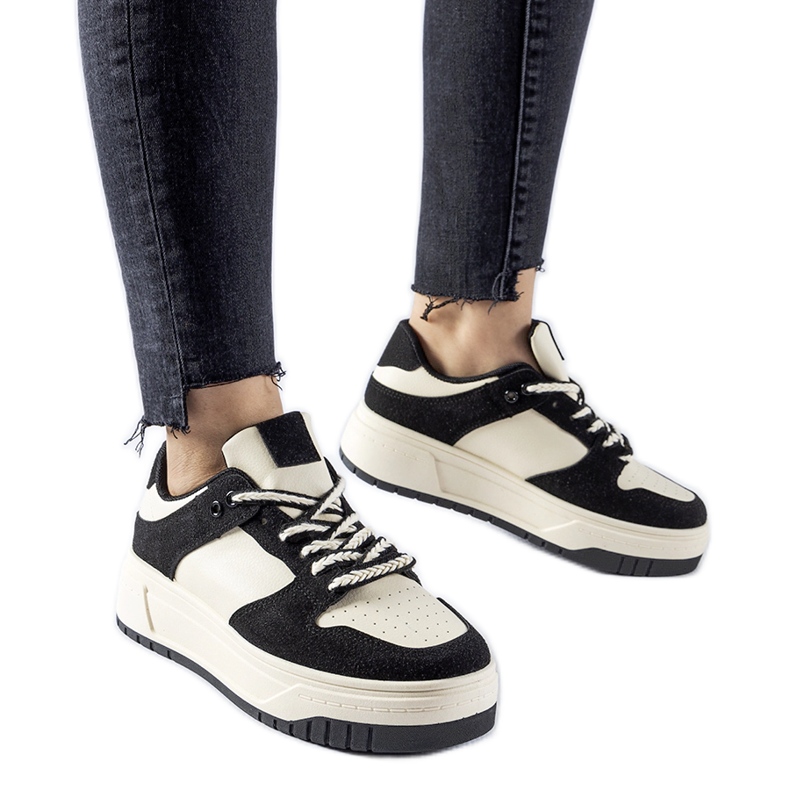 Tênis preto na plataforma Crim