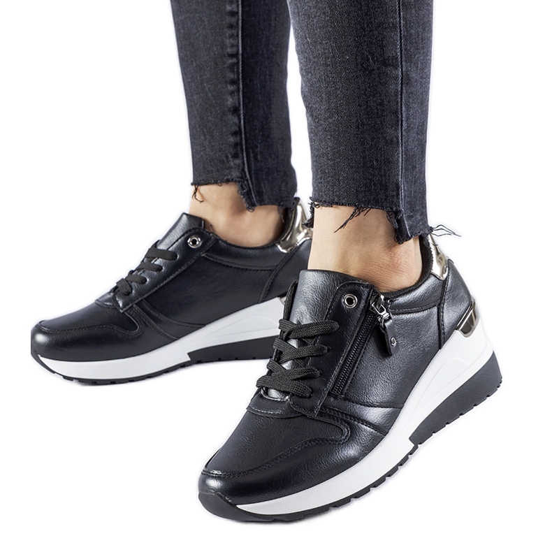 Tênis preto decorado com zíper Marietta